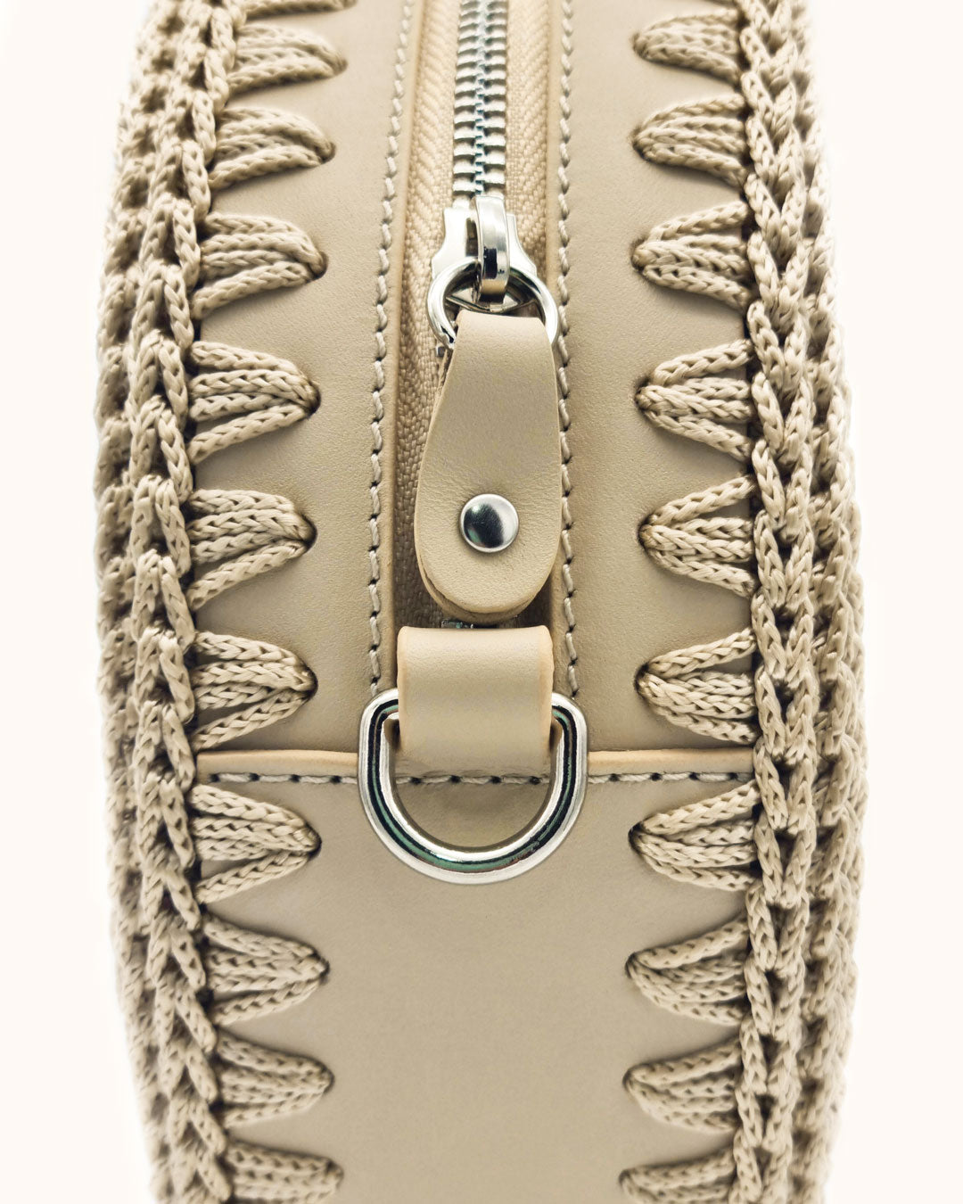 Bolso redondo pequeño artesanal beige de cuero y crochet hecho a mano por Cueché