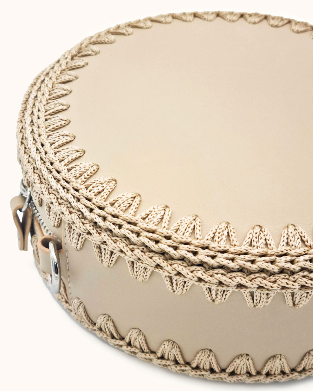 Bolso redondo pequeño artesanal beige de cuero y crochet hecho a mano por Cueché