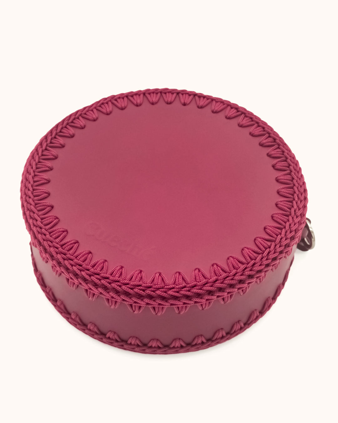 Bolso redondo pequeño artesanal burdeos de cuero y crochet hecho a mano por Cueché