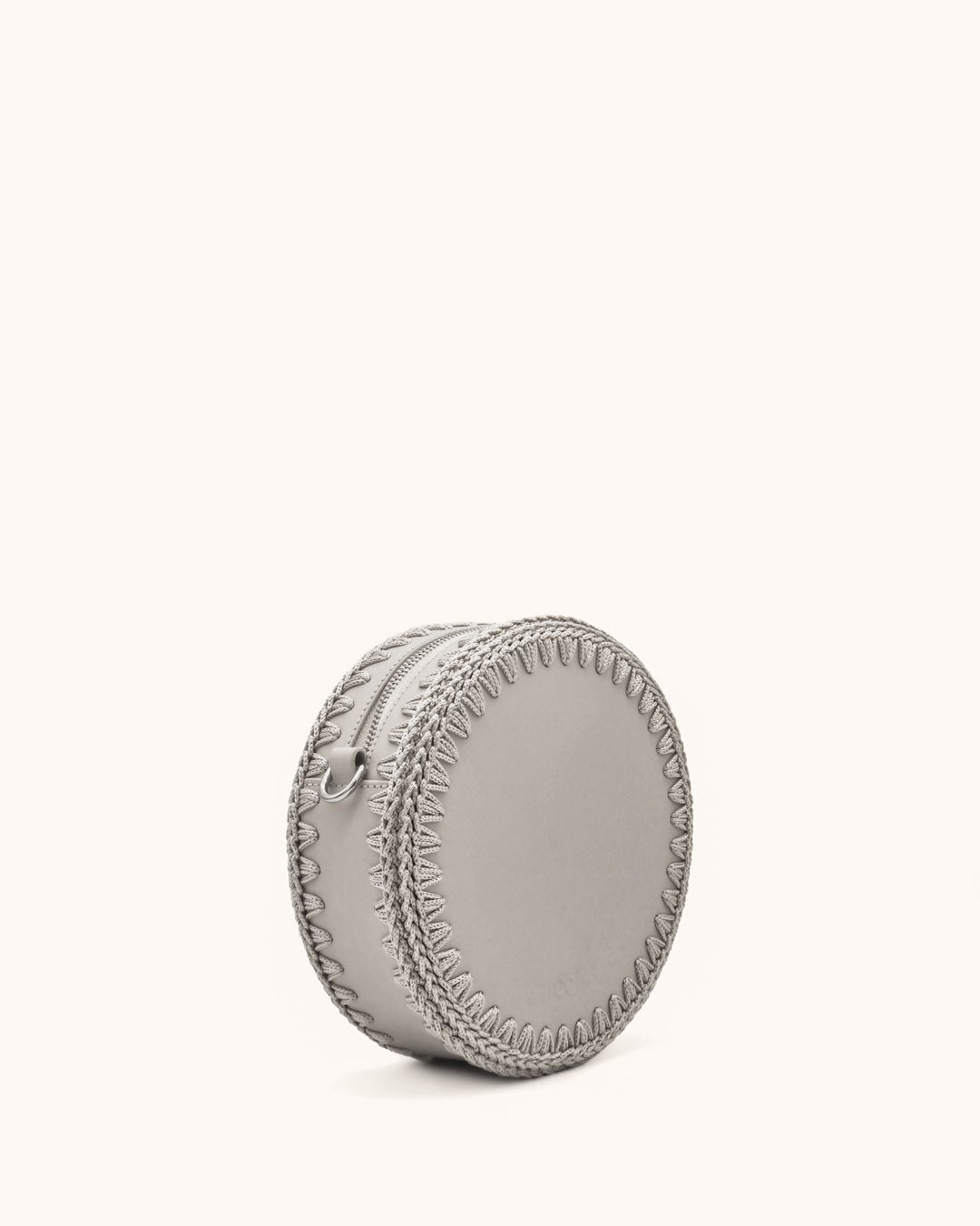 Bolso redondo pequeño artesanal gris perla de cuero y crochet hecho a mano por Cueché