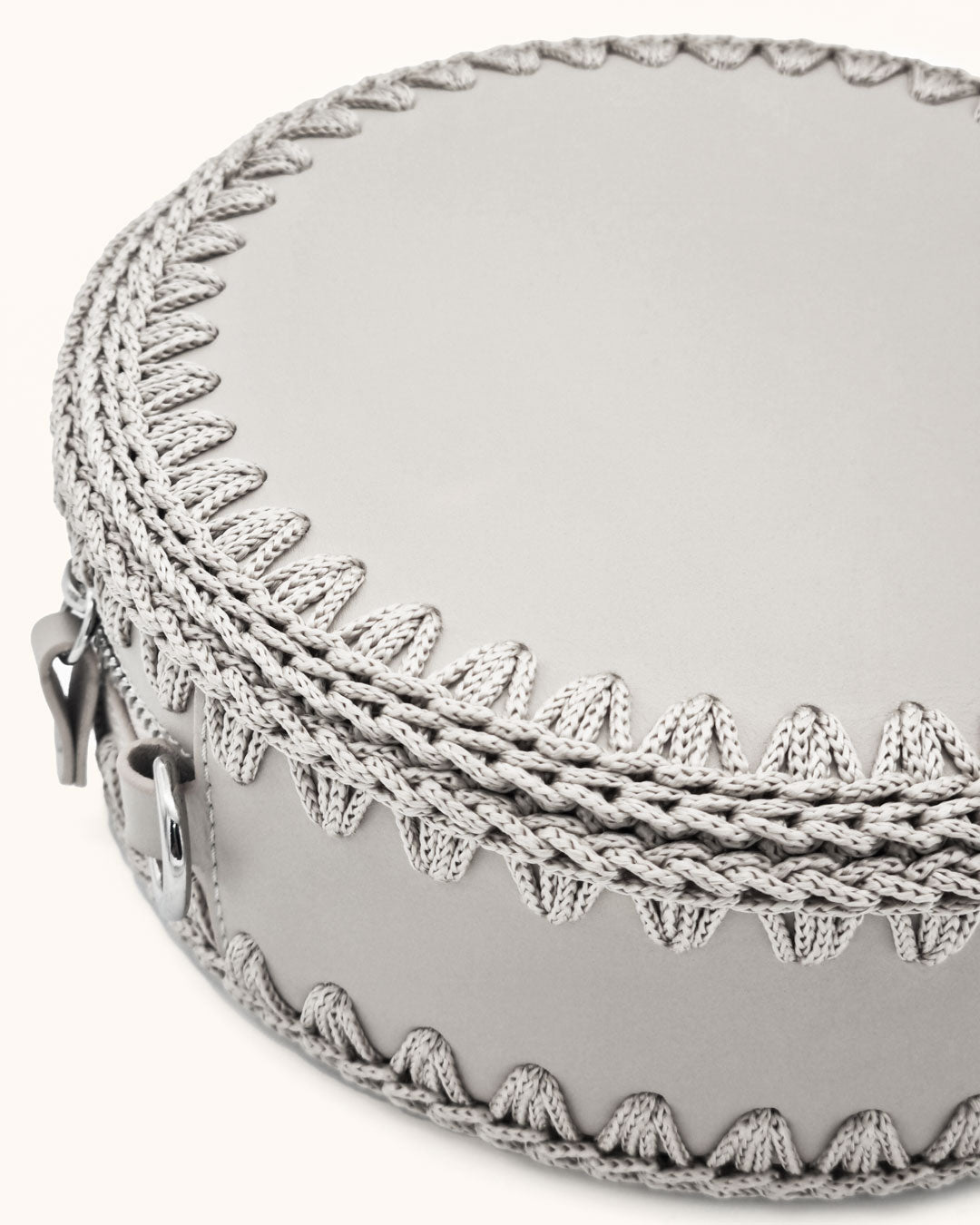 Bolso redondo pequeño artesanal gris perla de cuero y crochet hecho a mano por Cueché