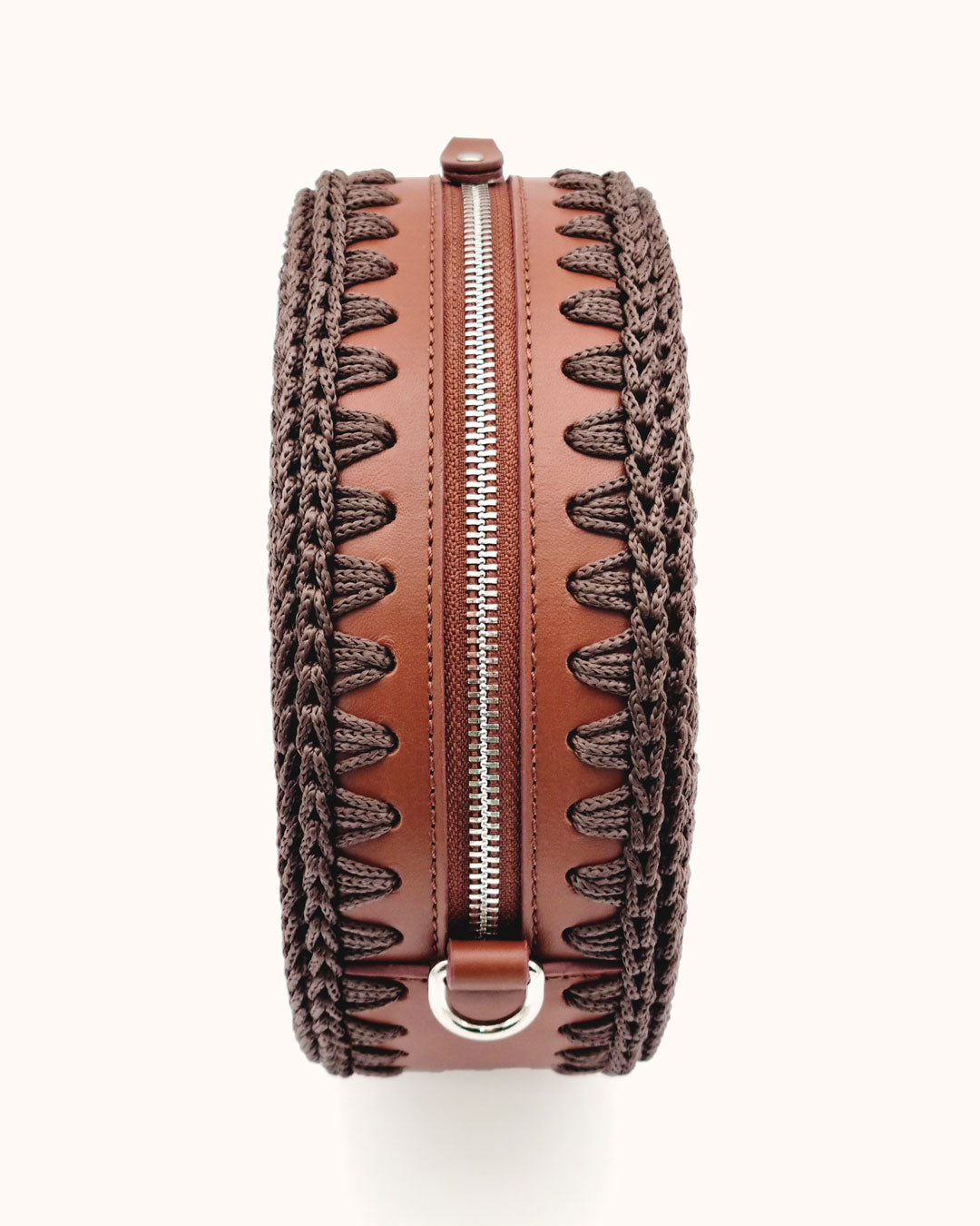 Bolso redondo pequeño artesanal marrón de cuero y crochet hecho a mano por Cueché