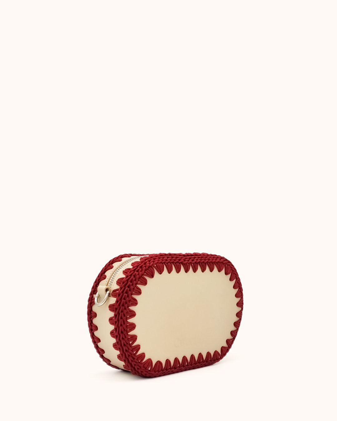 Bolso ovalado pequeño artesanal beige de cuero y crochet hecho a mano por Cueché