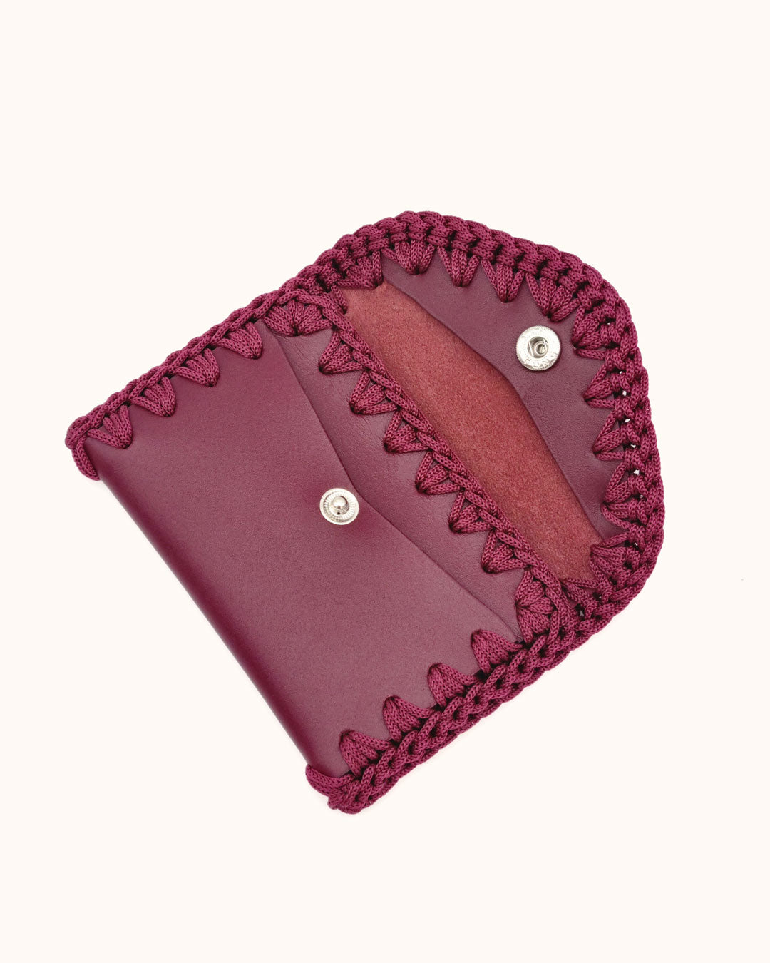 Monedero tarjetero artesanal burdeos de cuero y crochet hecho a mano – Cueché