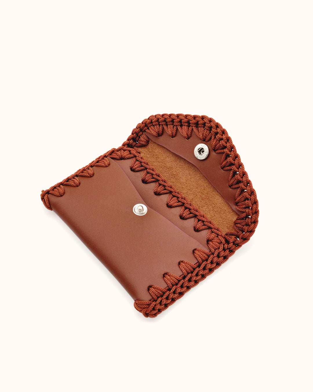 Monedero tarjetero artesanal marrón de cuero y crochet hecho a mano – Cueché