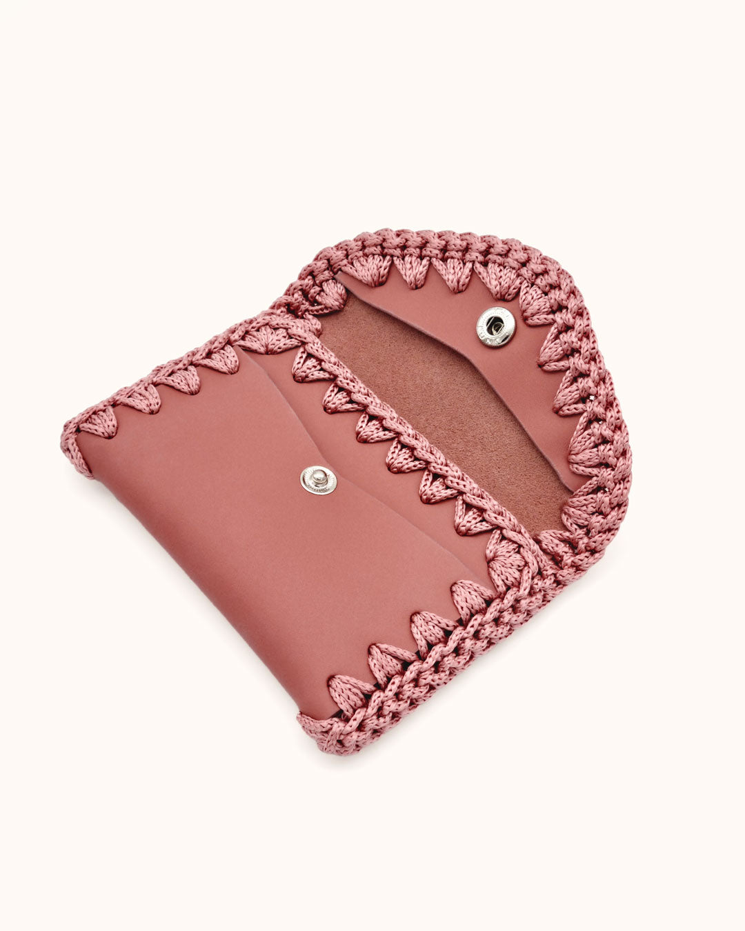 Monedero tarjetero artesanal rosa de cuero y crochet hecho a mano – Cueché