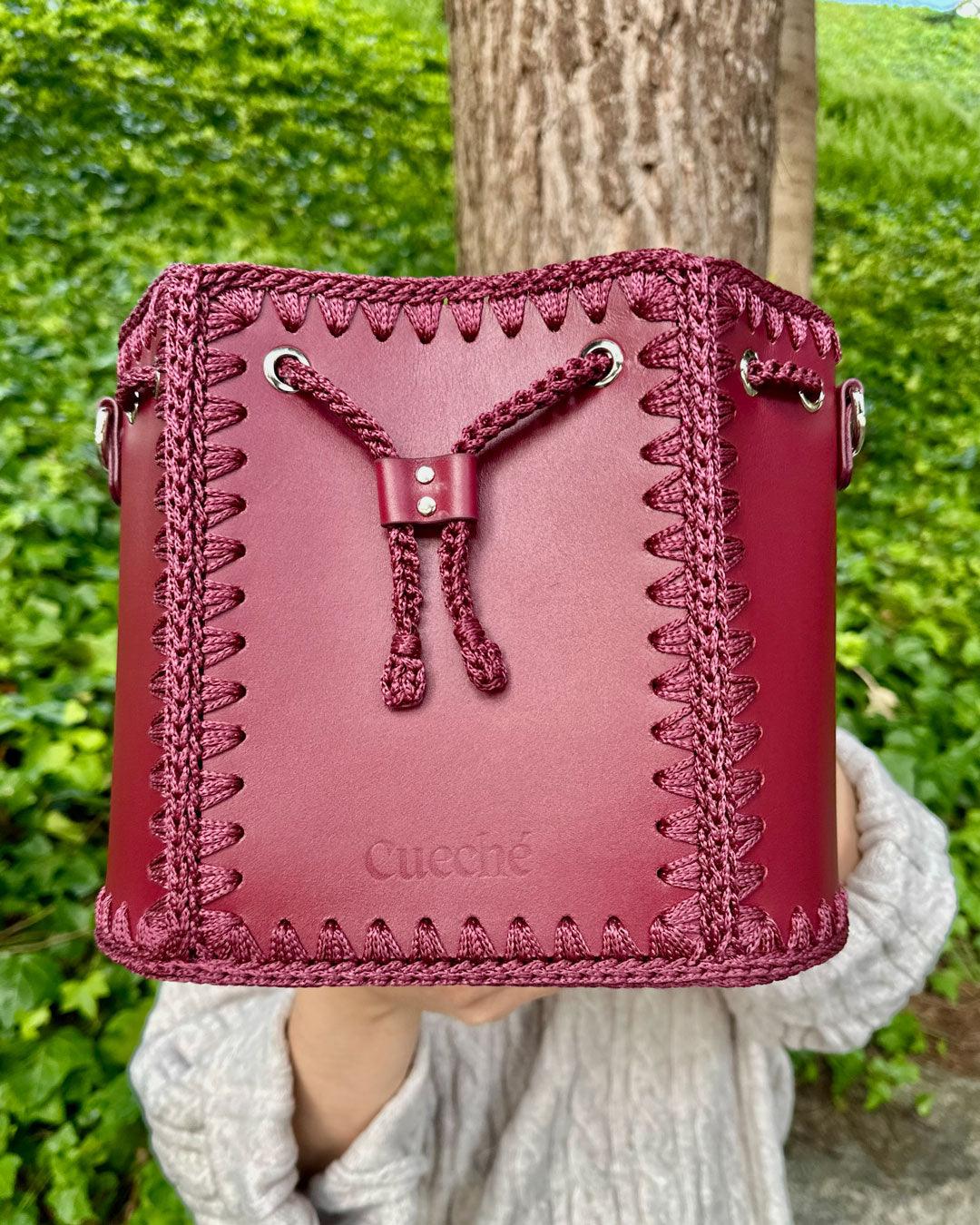 Bolso bombonera grande artesanal Olga L burdeos de cuero y crochet - Hecho a mano por Cueché