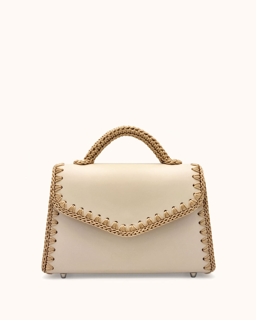 Bolso mediano tipo satchel Sofía M en color beige, artesanal, de cuero con crochet hecho a mano por Cueché