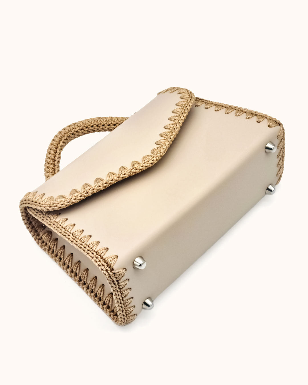 Bolso mediano tipo satchel Sofía M en color beige, artesanal, de cuero con crochet hecho a mano por Cueché