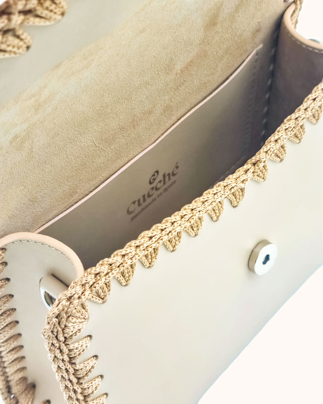Bolso mediano tipo satchel Sofía M en color beige, artesanal, de cuero con crochet hecho a mano por Cueché