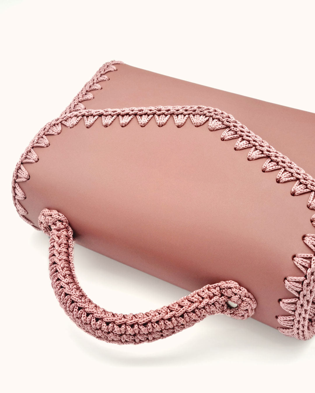 Bolso mediano tipo satchel Sofía M en color rosa, artesanal, de cuero con crochet hecho a mano por Cueché