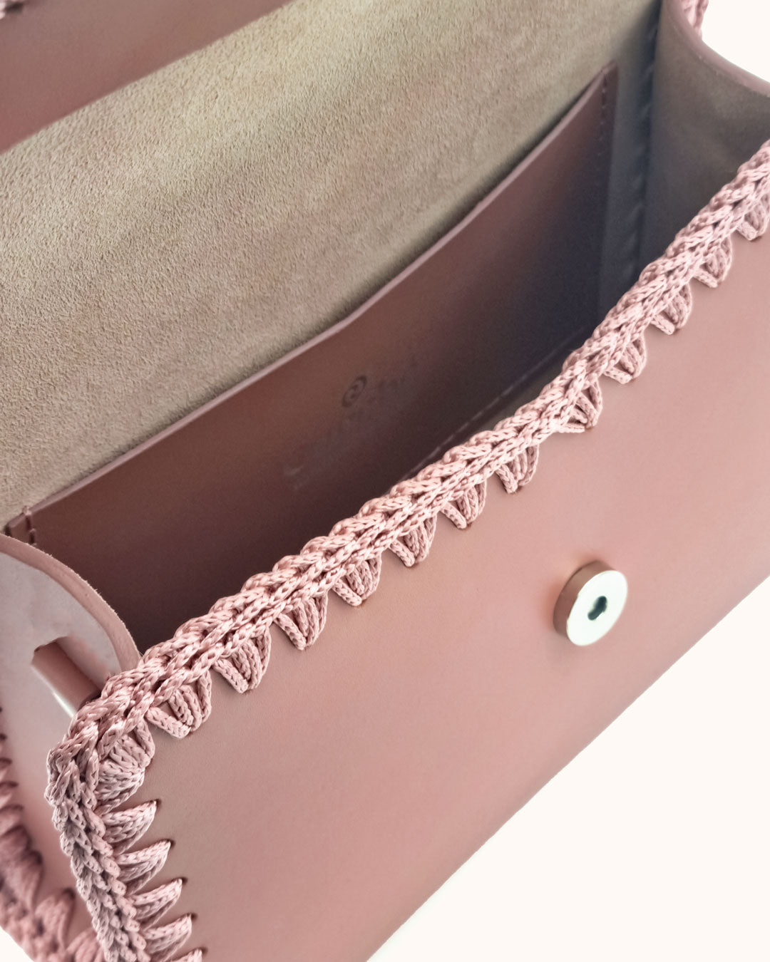 Bolso mediano tipo satchel Sofía M en color rosa, artesanal, de cuero con crochet hecho a mano por Cueché