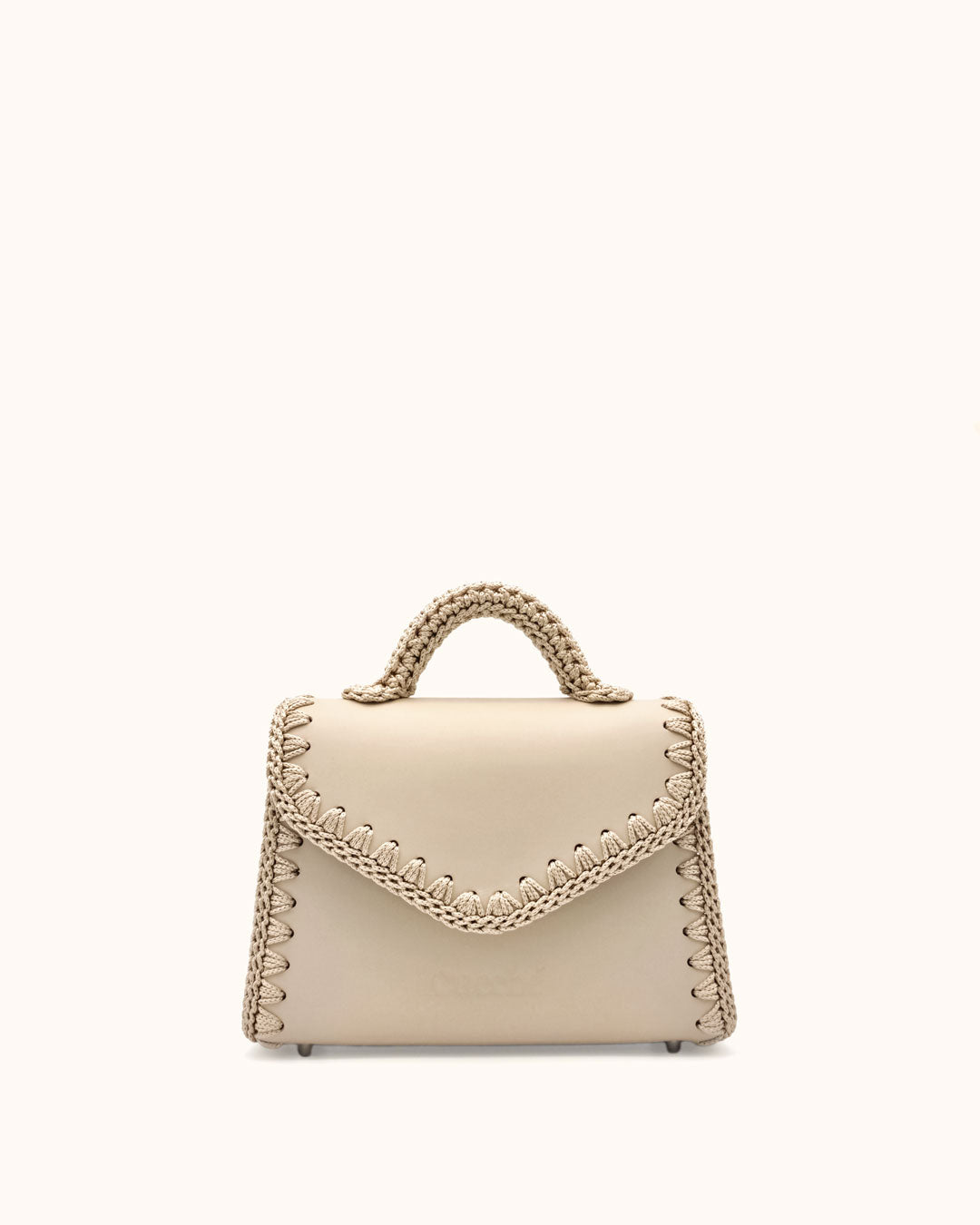 Bolso pequeño tipo satchel Sofía S en color beige, artesanal, de cuero con crochet hecho a mano por Cueché