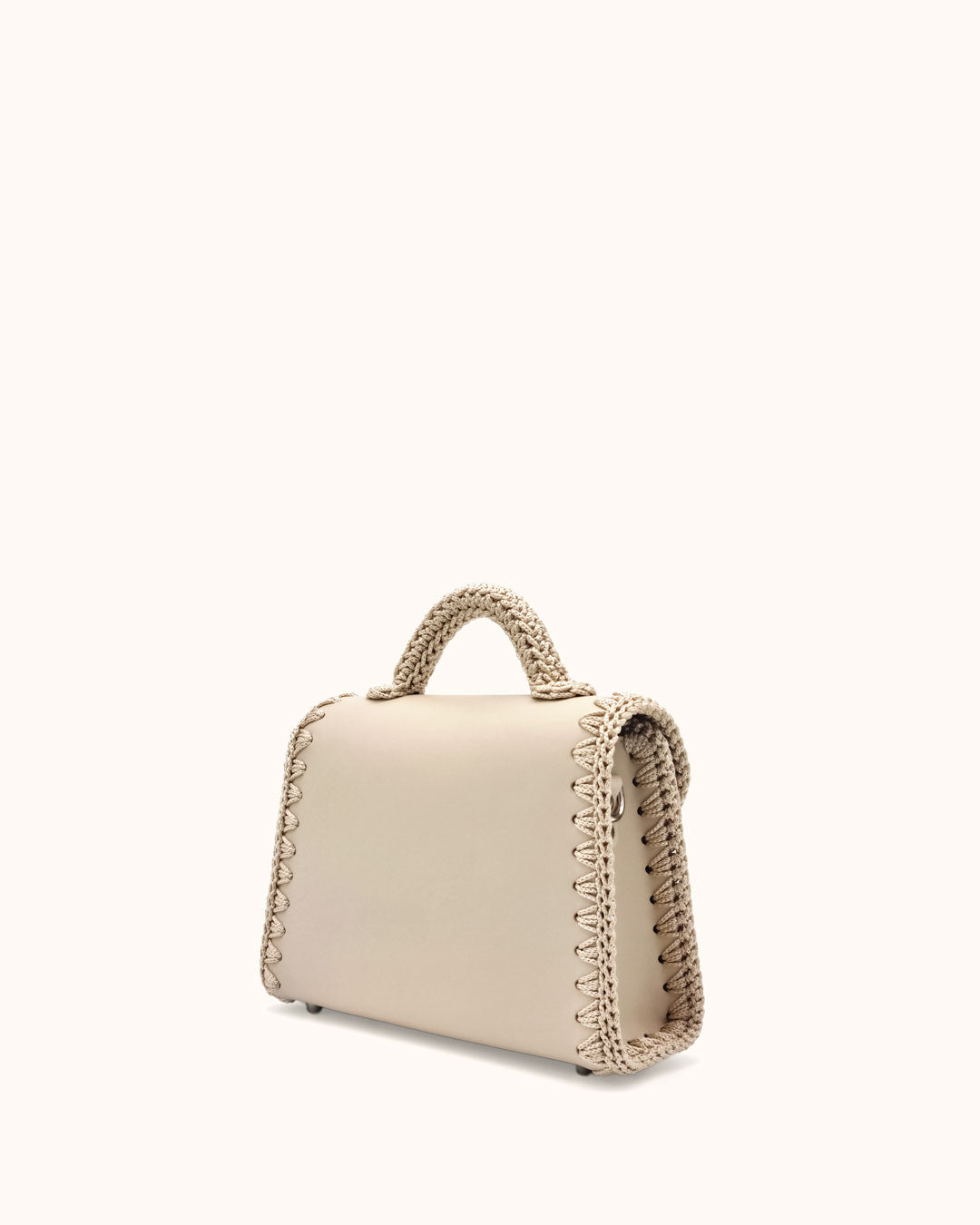 Bolso pequeño tipo satchel Sofía S en color beige, artesanal, de cuero con crochet hecho a mano por Cueché