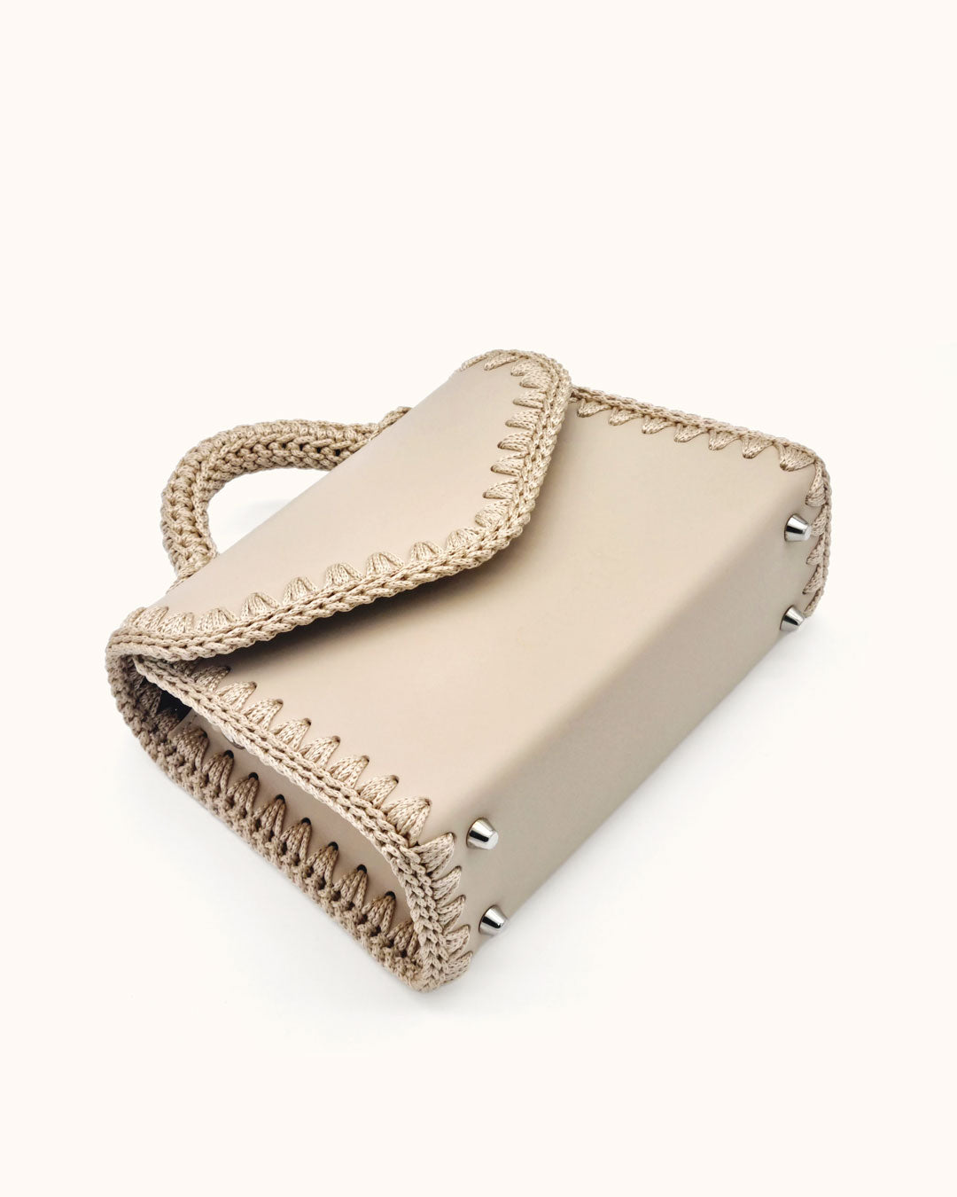 Bolso pequeño tipo satchel Sofía S en color beige, artesanal, de cuero con crochet hecho a mano por Cueché