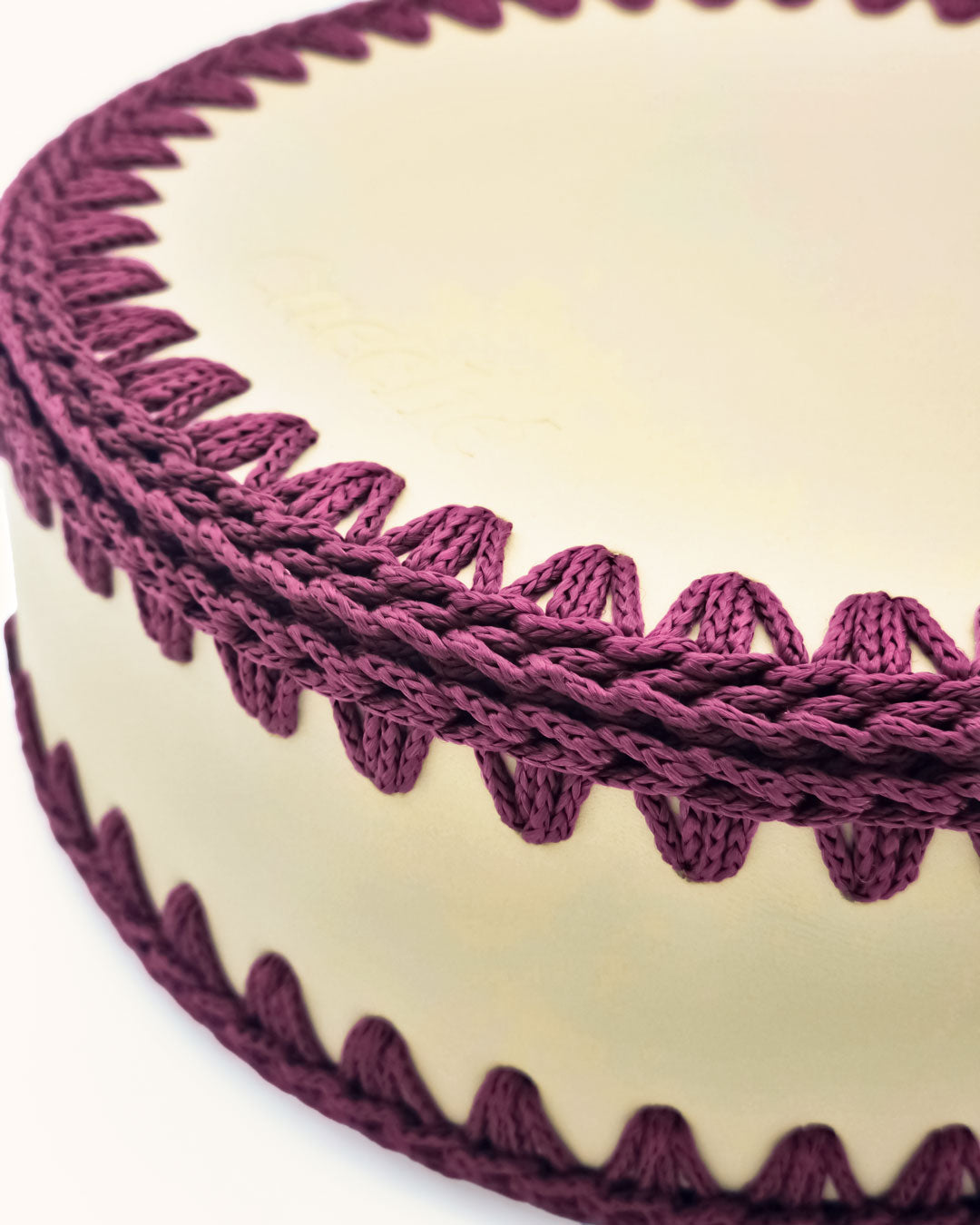 Bolso redondo pequeño artesanal beige de cuero y crochet hecho a mano por Cueché