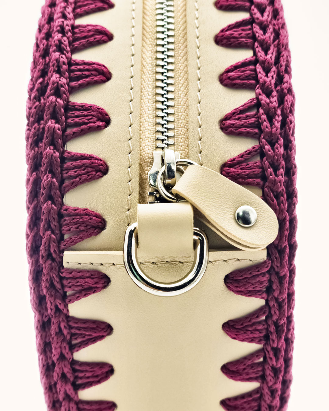 Bolso redondo pequeño artesanal beige de cuero y crochet hecho a mano por Cueché