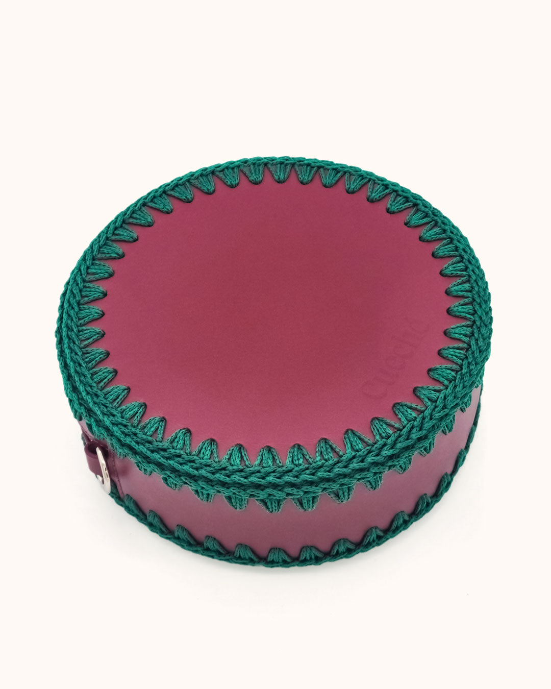 Bolso redondo pequeño artesanal burdeos y verde de cuero y crochet hecho a mano por Cueché